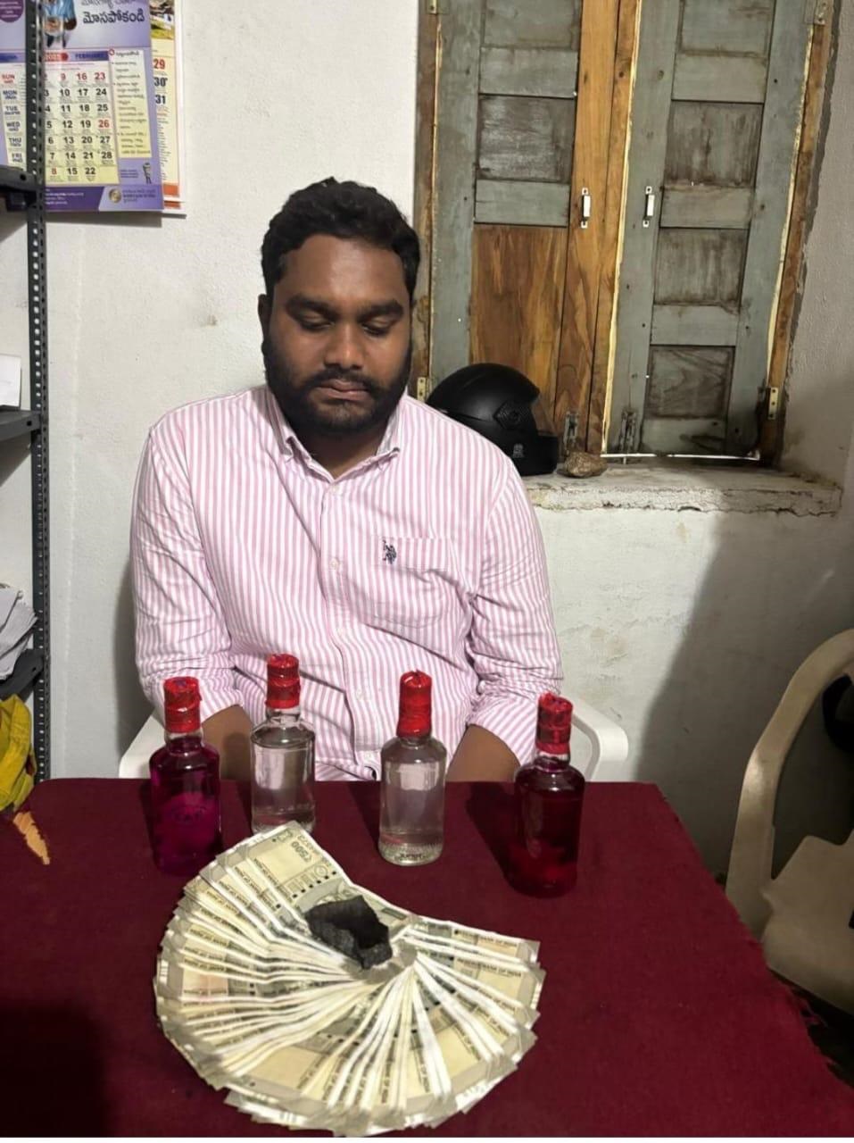 జనగామ జిల్లాలో.. ఏసీబీకీ చిక్కిన ఆర్ఐ జనగామ జిల్లాలో.. ఏసీబీకీ చిక్కిన ఆర్ఐ