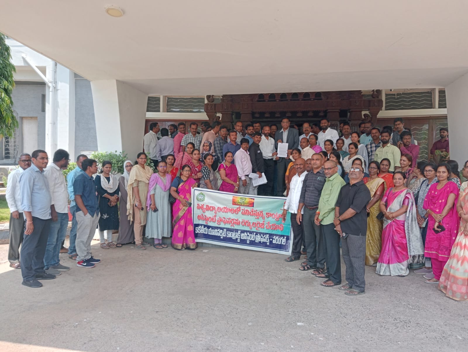 12 వర్సిటీల్లో 1270మంది లెక్చరర్లు.. కాంట్రాక్టు లెక్చరర్లను పర్మినెంట్ చేయాలి 12 వర్సిటీల్లో 1270మంది లెక్చరర్లు.. కాంట్రాక్టు లెక్చరర్లను పర్మినెంట్ చేయాలి