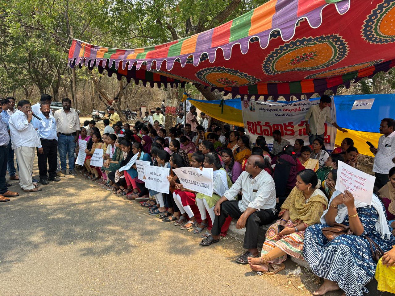 కాంట్రాక్ట్ అధ్యాపకుల సమ్మె.. తీవ్రమవుతున్న ఆందోళన కాంట్రాక్ట్ అధ్యాపకుల సమ్మె.. తీవ్రమవుతున్న ఆందోళన