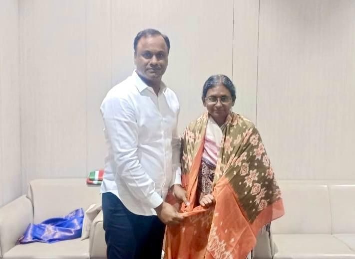 మీనాక్షి నటరాజన్తో.. కోమటిరెడ్డి రాజగోపాల్ రెడ్డి భేటీ! మీనాక్షి నటరాజన్తో.. కోమటిరెడ్డి రాజగోపాల్ రెడ్డి భేటీ!