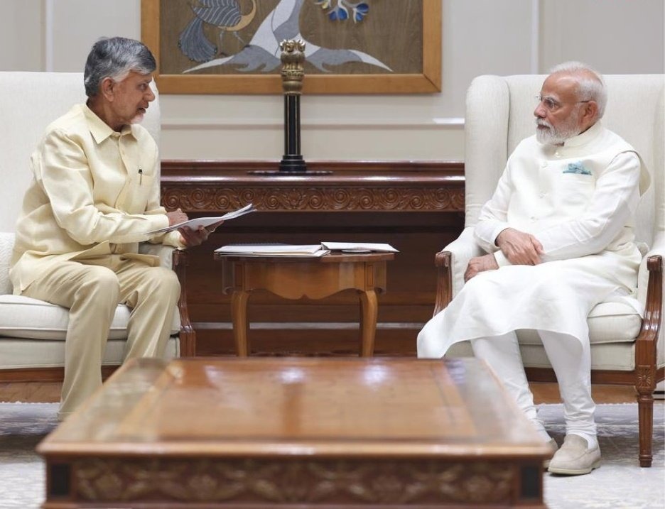 అమరావతి పునఃప్రారంభ పనులకు రండి : ప్రధాని మోదీకి సీఎం చంద్రబాబు ఆహ్వానం అమరావతి పునఃప్రారంభ పనులకు రండి : ప్రధాని మోదీకి సీఎం చంద్రబాబు ఆహ్వానం