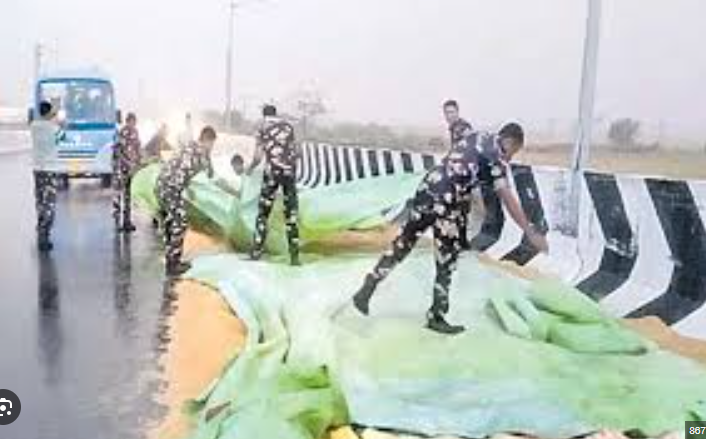 Viral: అన్నదాతలకు అండగా జవాన్లు.. వీడియో వైరల్! Viral: అన్నదాతలకు అండగా జవాన్లు.. వీడియో వైరల్!