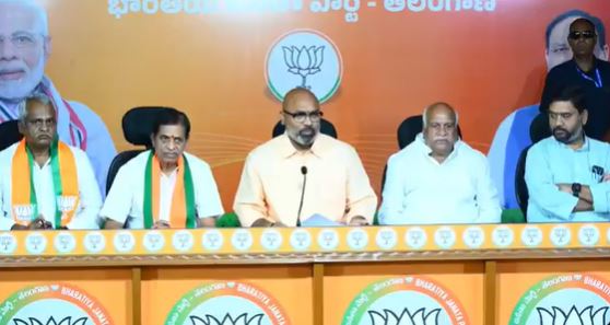 Mp Arvind | కేసీఆర్కు ఇంట్లోనే ముప్పు.. ఎవరన్నా చంపుతారని భయం Mp Arvind | కేసీఆర్కు ఇంట్లోనే ముప్పు.. ఎవరన్నా చంపుతారని భయం