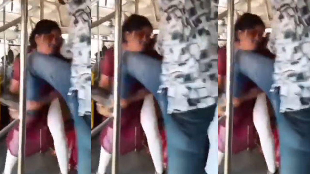 Viral | బస్సులో.. సీటు కోసం ఆడ,మగ తన్నులాట! వీడియో వైరల్ Viral | బస్సులో.. సీటు కోసం ఆడ,మగ తన్నులాట! వీడియో వైరల్