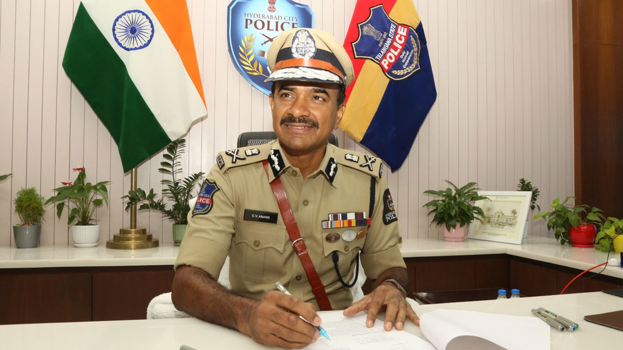Telangana: తెలంగాణ నూతన డీజీపీగా సీవీ ఆనంద్? ఐదుగురి పేర్లతో జాబితా! Telangana: తెలంగాణ నూతన డీజీపీగా సీవీ ఆనంద్? ఐదుగురి పేర్లతో జాబితా!
