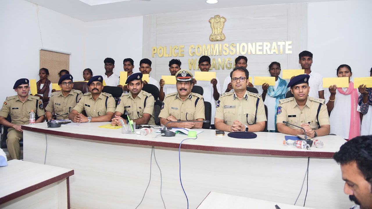 Warangal: లొంగిపోయిన 14 మంది మావోయిస్టులు Warangal: లొంగిపోయిన 14 మంది మావోయిస్టులు