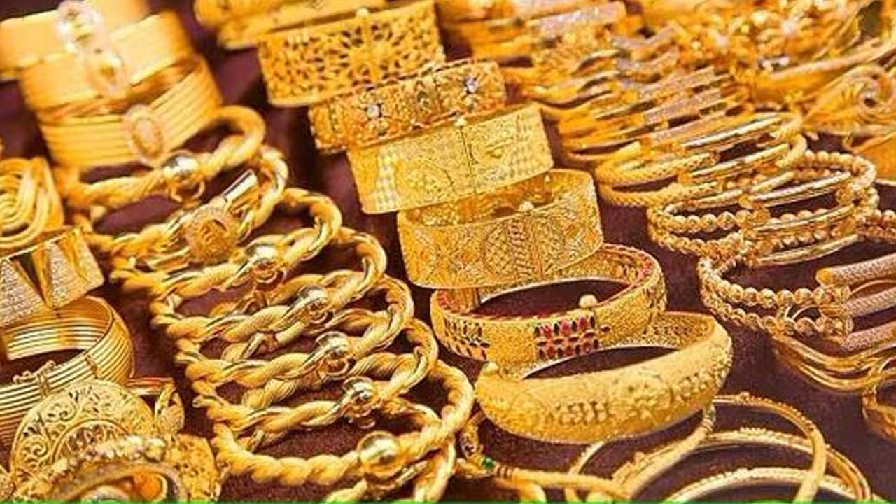 Gold Rates: మరోసారి తగ్గిన బంగారం ధరలు Gold Rates: మరోసారి తగ్గిన బంగారం ధరలు