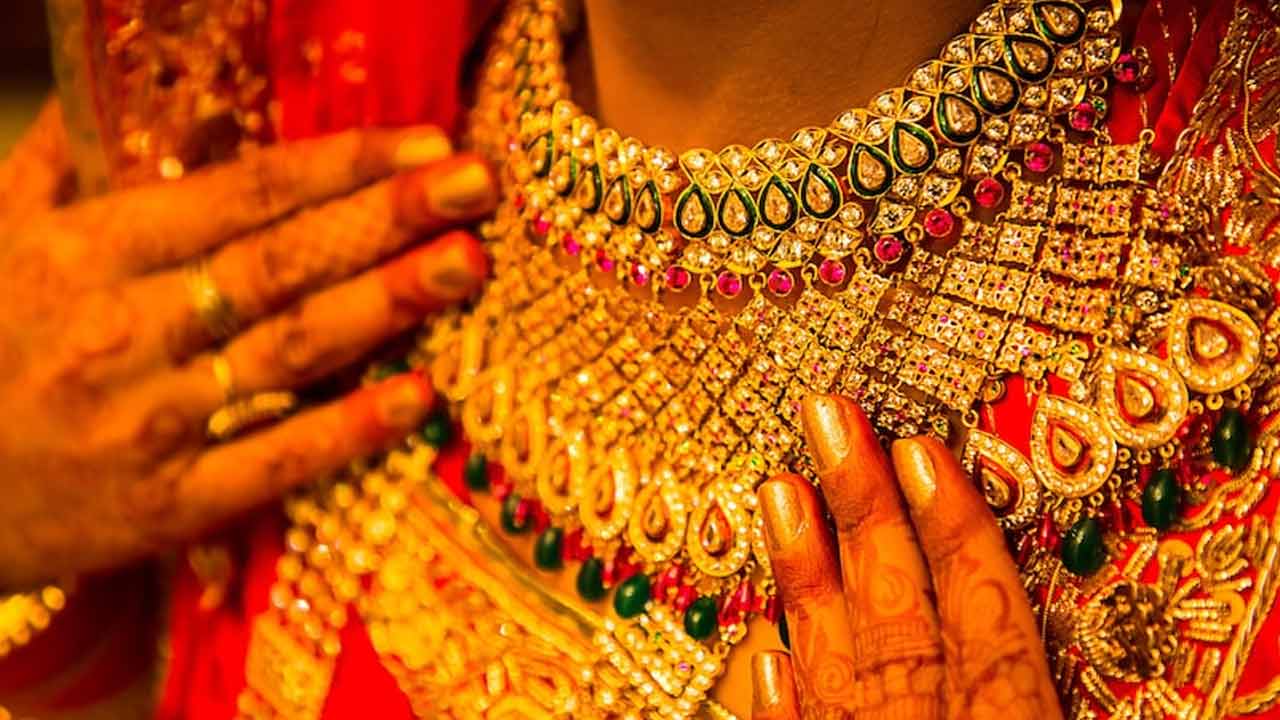 Gold Rates | పసిడి పరుగులు.. రూ. లక్షకు చేరువలో 10 గ్రాముల బంగారం ధర Gold Rates | పసిడి పరుగులు.. రూ. లక్షకు చేరువలో 10 గ్రాముల బంగారం ధర