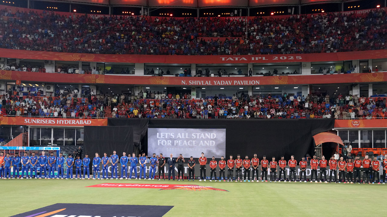 IPL | ఉగ్రదాడి మృతులకు.. ఐపీఎల్ ఆటగాళ్ల నివాళి! IPL | ఉగ్రదాడి మృతులకు.. ఐపీఎల్ ఆటగాళ్ల నివాళి!