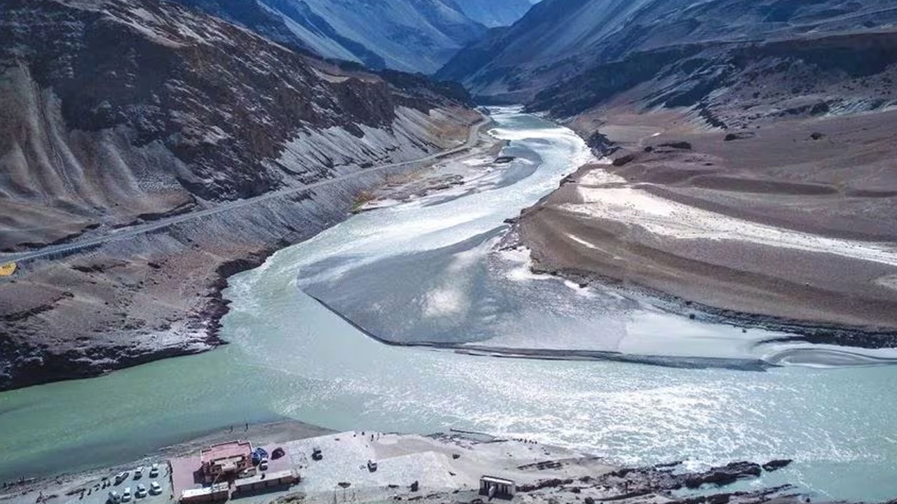 Indus Waters Treaty | పాకిస్తాన్కు సింధు జలాలు బంద్ చేసే వీలుందా? అసలేంటీ సింధు నదీ జలాల ఒప్పందం? Indus Waters Treaty | పాకిస్తాన్కు సింధు జలాలు బంద్ చేసే వీలుందా? అసలేంటీ సింధు నదీ జలాల ఒప్పందం?