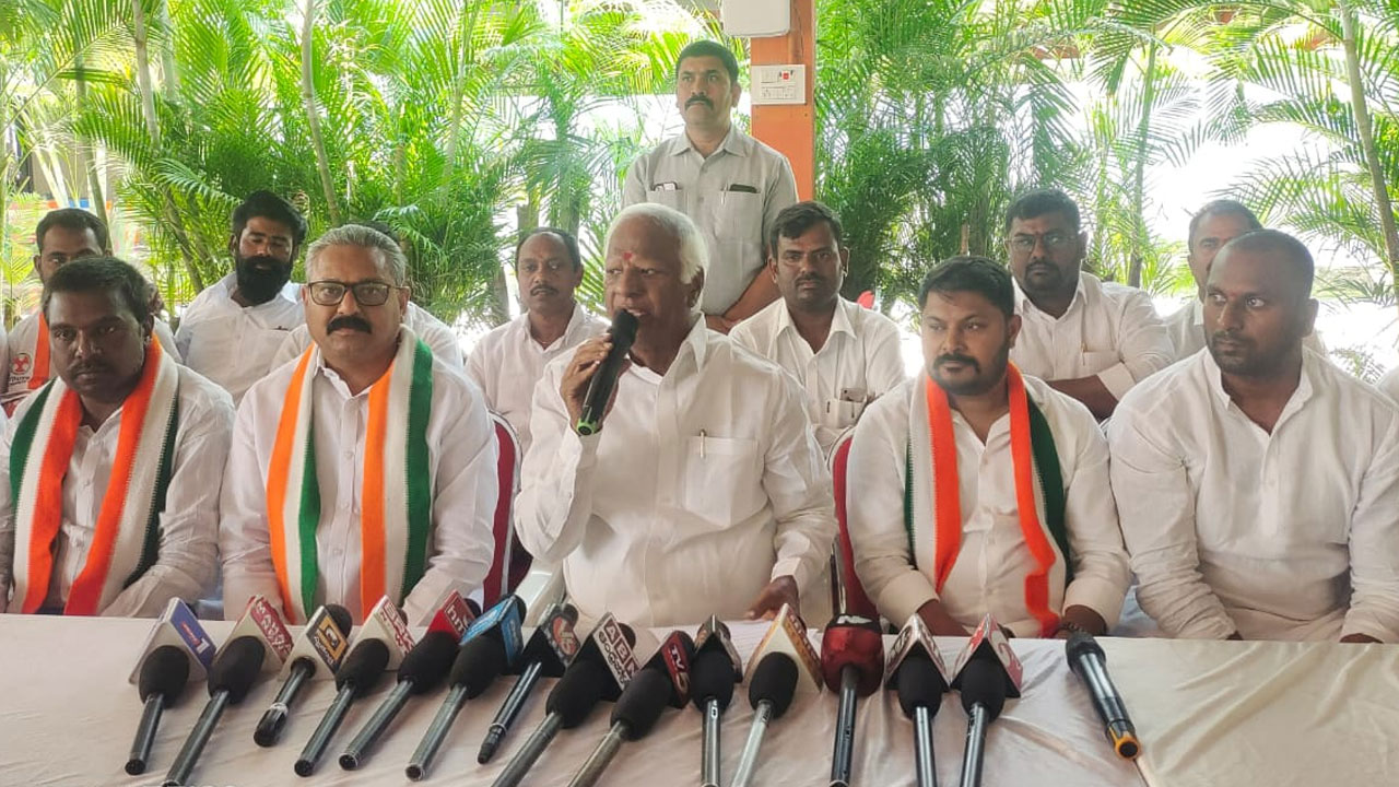 Kadiyam Srihari | పార్టీ ఫిరాయింపులను ప్రోత్సహించిందే బీఆరెస్ : పల్లాపై కడియం ఫైర్ Kadiyam Srihari | పార్టీ ఫిరాయింపులను ప్రోత్సహించిందే బీఆరెస్ : పల్లాపై కడియం ఫైర్