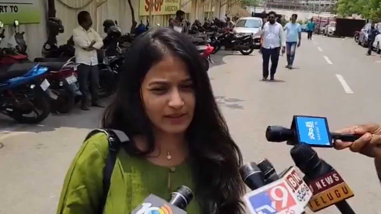 Lavanya: పోలీస్ స్టేషన్ ముందే ప్రాణాలు విడుస్తాను: లావణ్య Lavanya: పోలీస్ స్టేషన్ ముందే ప్రాణాలు విడుస్తాను: లావణ్య