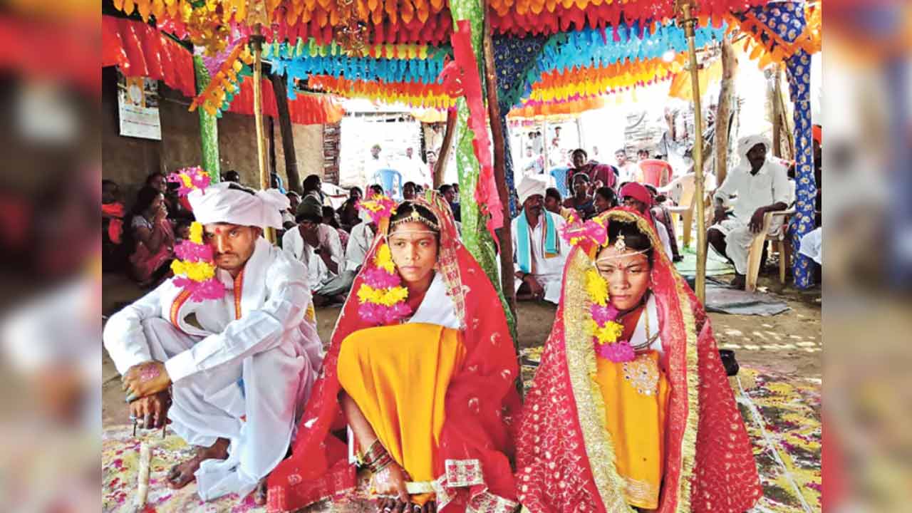 Love Marriage | వీడు మగాడ్రా బుజ్జి.. ఒకే మండపంలో ఇద్దరిని పెళ్లాడాడు.. Love Marriage | వీడు మగాడ్రా బుజ్జి.. ఒకే మండపంలో ఇద్దరిని పెళ్లాడాడు..
