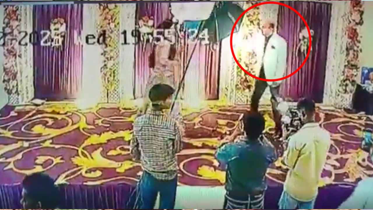 Heart Stroke | 25Th మ్యారేజ్ డే సెలబ్రేషన్స్.. భార్యతో డ్యాన్స్ చేస్తూ గుండెపోటుతో కుప్పకూలిన భర్త (Video) Heart Stroke | 25Th మ్యారేజ్ డే సెలబ్రేషన్స్.. భార్యతో డ్యాన్స్ చేస్తూ గుండెపోటుతో కుప్పకూలిన భర్త (Video)