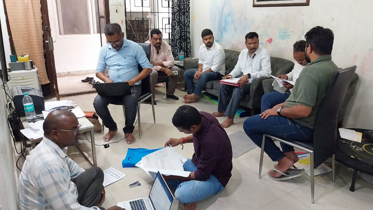 మహబూబాబాద్ మోటార్ వెహికల్ ఇన్స్పెక్టర్ ఇంట్లో ఏసీబీ తనిఖీలు మహబూబాబాద్ మోటార్ వెహికల్ ఇన్స్పెక్టర్ ఇంట్లో ఏసీబీ తనిఖీలు