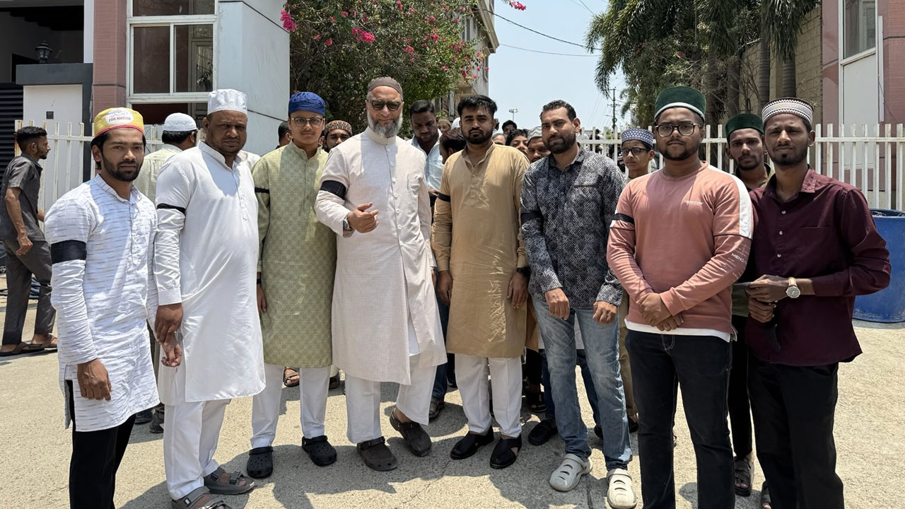 Hyderabad: నల్ల రిబ్బన్లతో ఒవైసీ.. ముస్లింల నమాజ్ Hyderabad: నల్ల రిబ్బన్లతో ఒవైసీ.. ముస్లింల నమాజ్