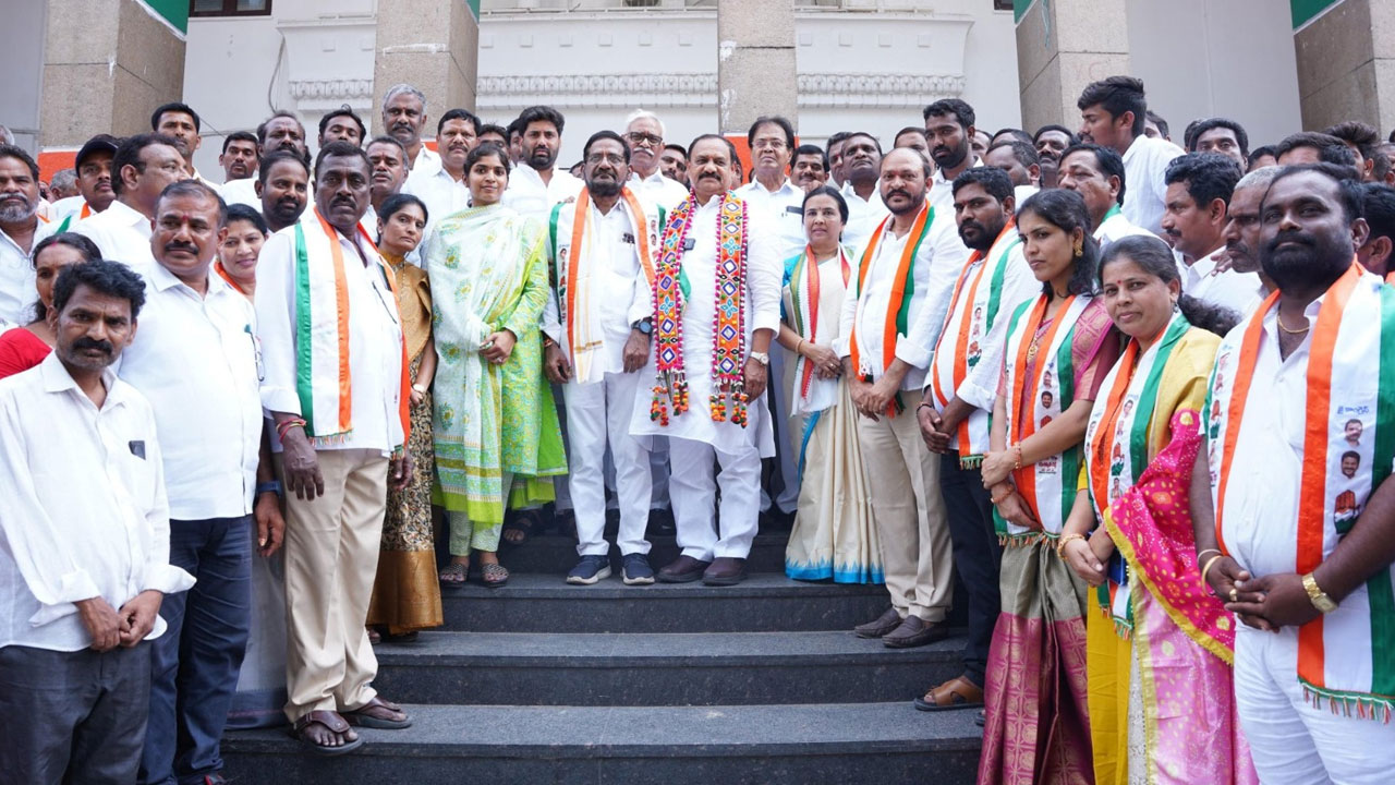 పాలకుర్తిలో.. ఎర్రబెల్లికి భారీ షాక్! కాంగ్రెస్లో చేరిన పాలకుర్తి నేతలు పాలకుర్తిలో.. ఎర్రబెల్లికి భారీ షాక్! కాంగ్రెస్లో చేరిన పాలకుర్తి నేతలు