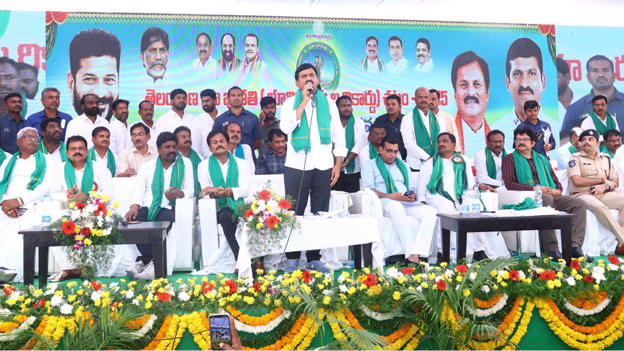 Ponguleti | త్వరలో 6వేల మంది సర్వేయర్లు.. ప్రతి గ్రామానికి రెవెన్యూ అధికారి: మంత్రి పొంగులేటి Ponguleti | త్వరలో 6వేల మంది సర్వేయర్లు.. ప్రతి గ్రామానికి రెవెన్యూ అధికారి: మంత్రి పొంగులేటి