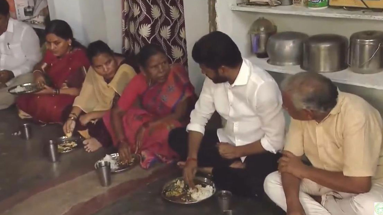 Revanth Reddy | సామాన్యుడిలా.. సన్న బియ్యం లబ్దిదారుడి ఇంట్లో సీఎం రేవంత్ రెడ్డి భోజనం Revanth Reddy | సామాన్యుడిలా.. సన్న బియ్యం లబ్దిదారుడి ఇంట్లో సీఎం రేవంత్ రెడ్డి భోజనం