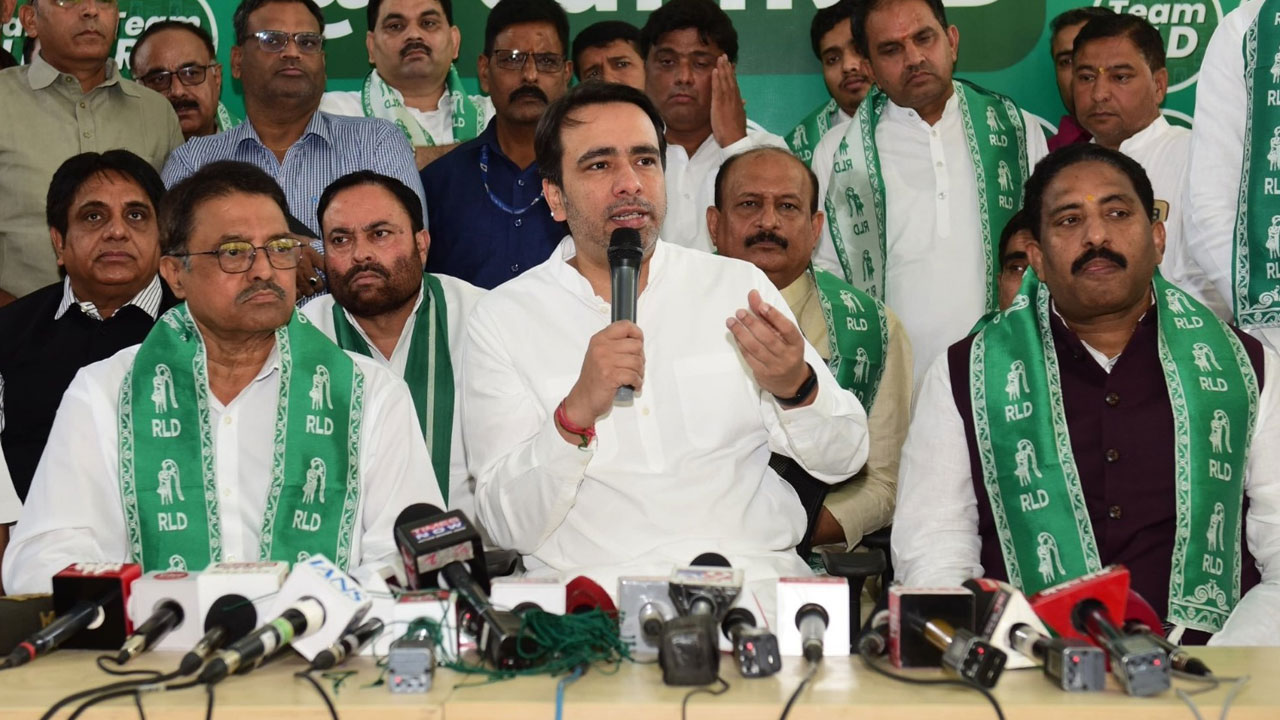 Kapilavai | ఆయన మళ్లీ పార్టీ మారాడు..లోక్ దళ్లో చేరిన కపిలవాయి Kapilavai | ఆయన మళ్లీ పార్టీ మారాడు..లోక్ దళ్లో చేరిన కపిలవాయి