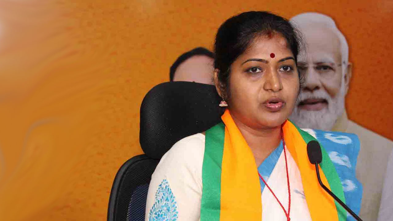 Telangana | డిగ్రీ పరీక్షలు లేవు.. ఫీజు రీయింబర్స్ మెంట్ లేదు: రాణి రుద్రమ Telangana | డిగ్రీ పరీక్షలు లేవు.. ఫీజు రీయింబర్స్ మెంట్ లేదు: రాణి రుద్రమ