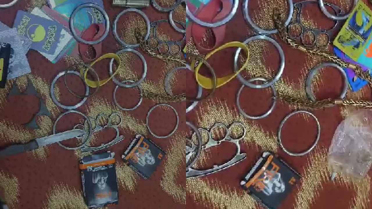 School Bags | వీళ్లు పిల్లలు కాదు మగాళ్లు.. స్కూల్ బ్యాగుల్లో కండోమ్స్, కత్తులు లభ్యం School Bags | వీళ్లు పిల్లలు కాదు మగాళ్లు.. స్కూల్ బ్యాగుల్లో కండోమ్స్, కత్తులు లభ్యం