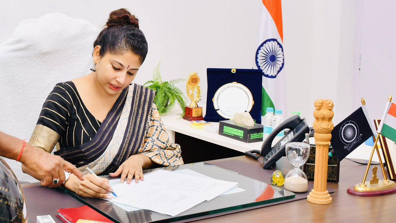 Smita Sabharwal: ట్రాన్స్ఫర్పై.. భగవద్గీత స్లోకంతో స్మిత సబర్వాల్ ట్వీట్! Smita Sabharwal: ట్రాన్స్ఫర్పై.. భగవద్గీత స్లోకంతో స్మిత సబర్వాల్ ట్వీట్!