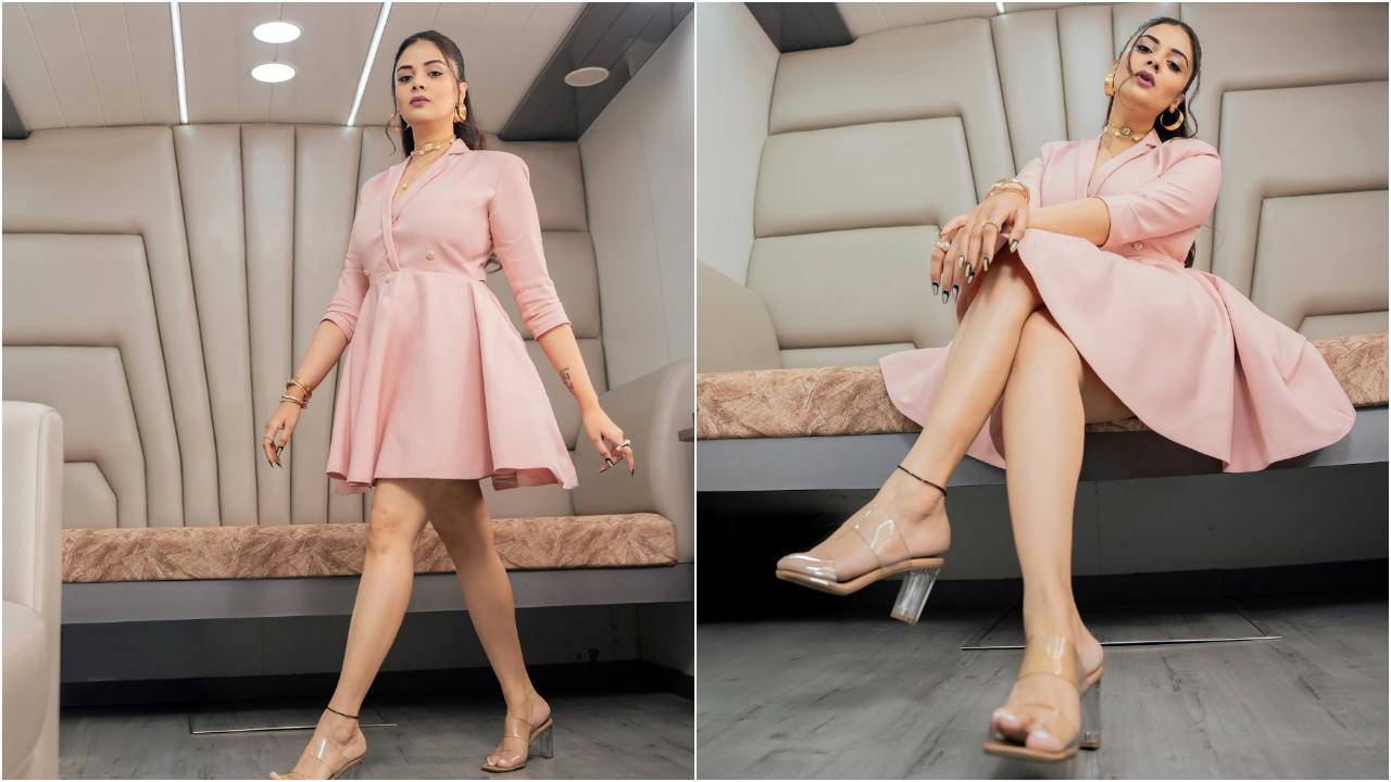 Sreemukhi | బుల్లి గౌనులో శ్రీముఖి  అందాలు అదరహో