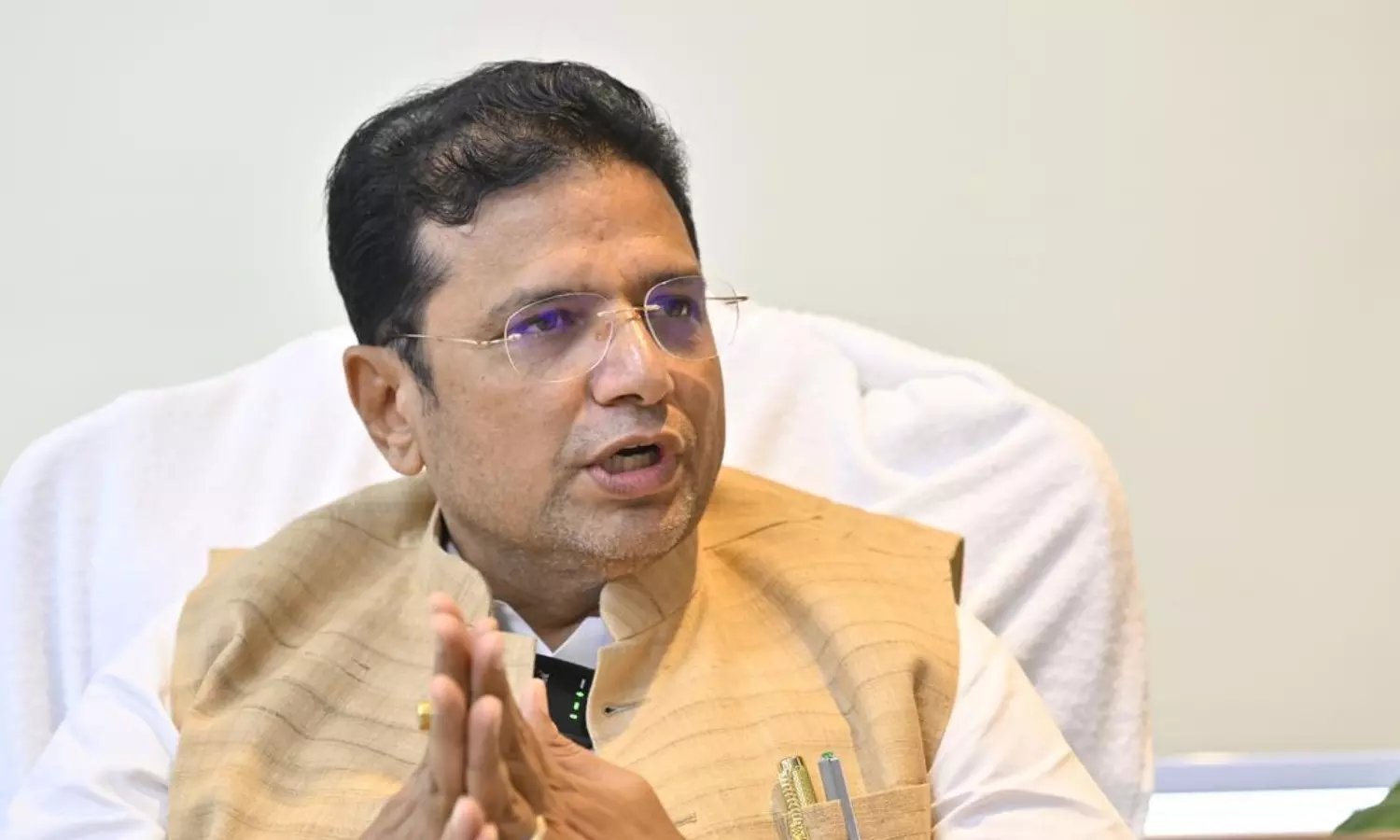 స్మితా సబర్వాల్ పోస్టుపై.. చట్టప్రకారమే ముందుకు వెళ్తాం: మంత్రి శ్రీధర్ బాబు స్మితా సబర్వాల్ పోస్టుపై.. చట్టప్రకారమే ముందుకు వెళ్తాం: మంత్రి శ్రీధర్ బాబు