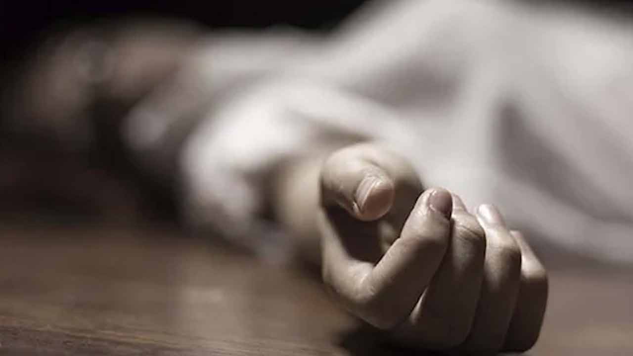 Suicide | కోడలి వేధింపులు భరించలేక.. పెట్రోల్ పోసుకుని నిప్పంటించుకున్న అత్త Suicide | కోడలి వేధింపులు భరించలేక.. పెట్రోల్ పోసుకుని నిప్పంటించుకున్న అత్త