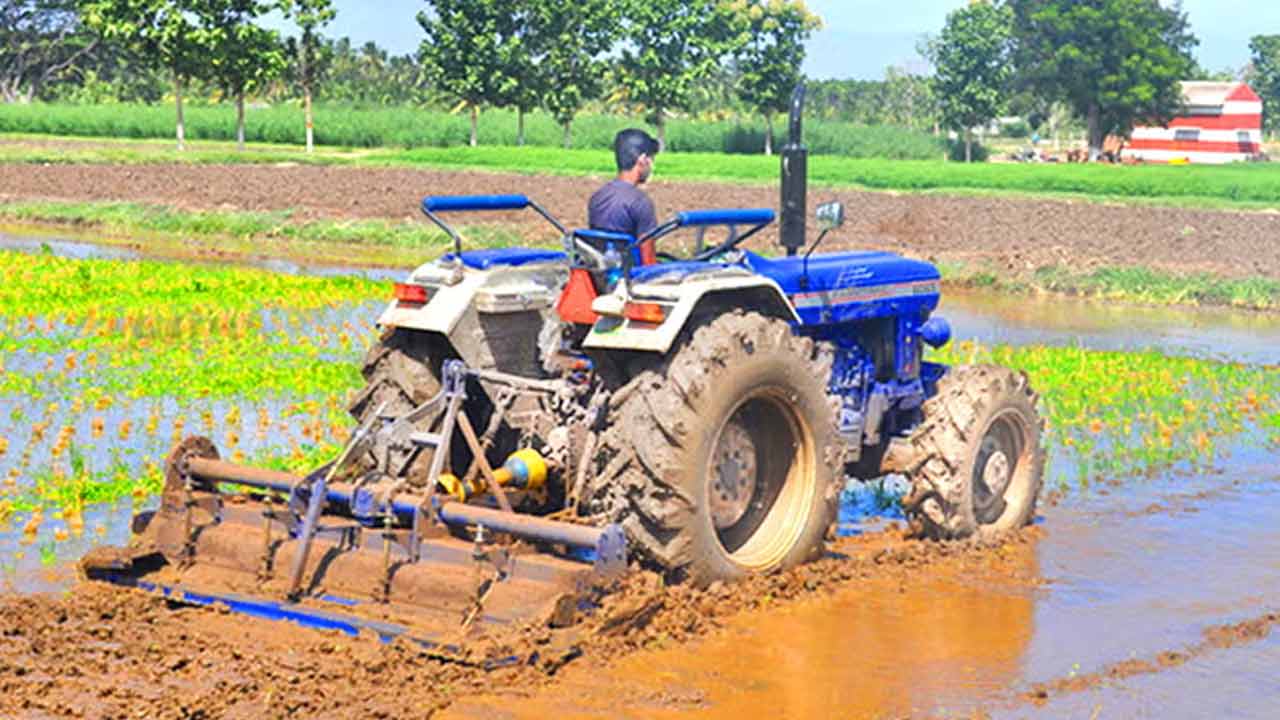 Tractor Driving | పంట పొలాల్లో ట్రాక్టర్ నడిపేందుకు డ్రైవింగ్ లైసెన్స్ అవసరమా..? చట్టం ఏం చెబుతుందంటే..? Tractor Driving | పంట పొలాల్లో ట్రాక్టర్ నడిపేందుకు డ్రైవింగ్ లైసెన్స్ అవసరమా..? చట్టం ఏం చెబుతుందంటే..?