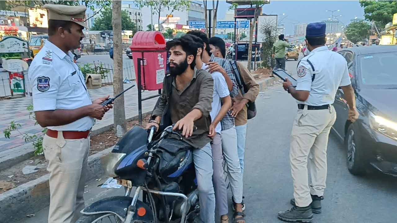 Hyderabad | ఒకే బైక్పై నలుగురు ప్రయాణం.. దానిపై 21 చలాన్లు పెండింగ్ Hyderabad | ఒకే బైక్పై నలుగురు ప్రయాణం.. దానిపై 21 చలాన్లు పెండింగ్