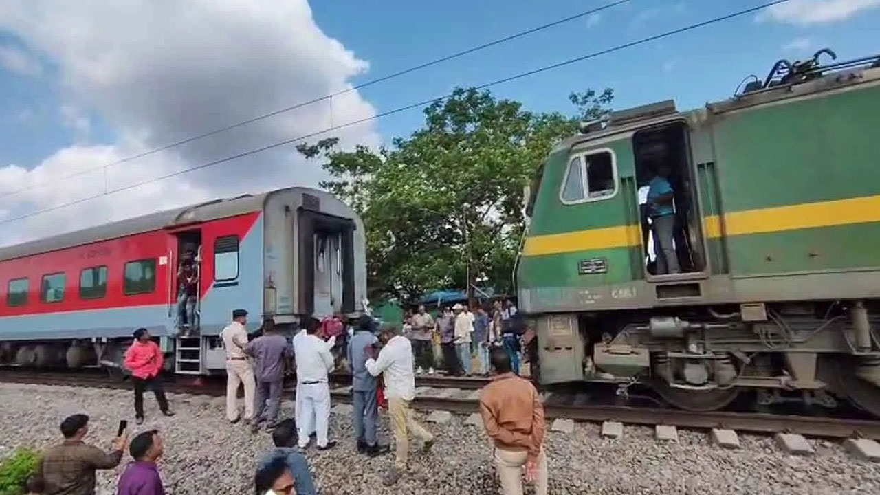 Falaknuma Express: ఫలక్ నుమాకు తప్పిన ప్రమాదం.. విడిపోయిన బోగీలు Falaknuma Express: ఫలక్ నుమాకు తప్పిన ప్రమాదం.. విడిపోయిన బోగీలు