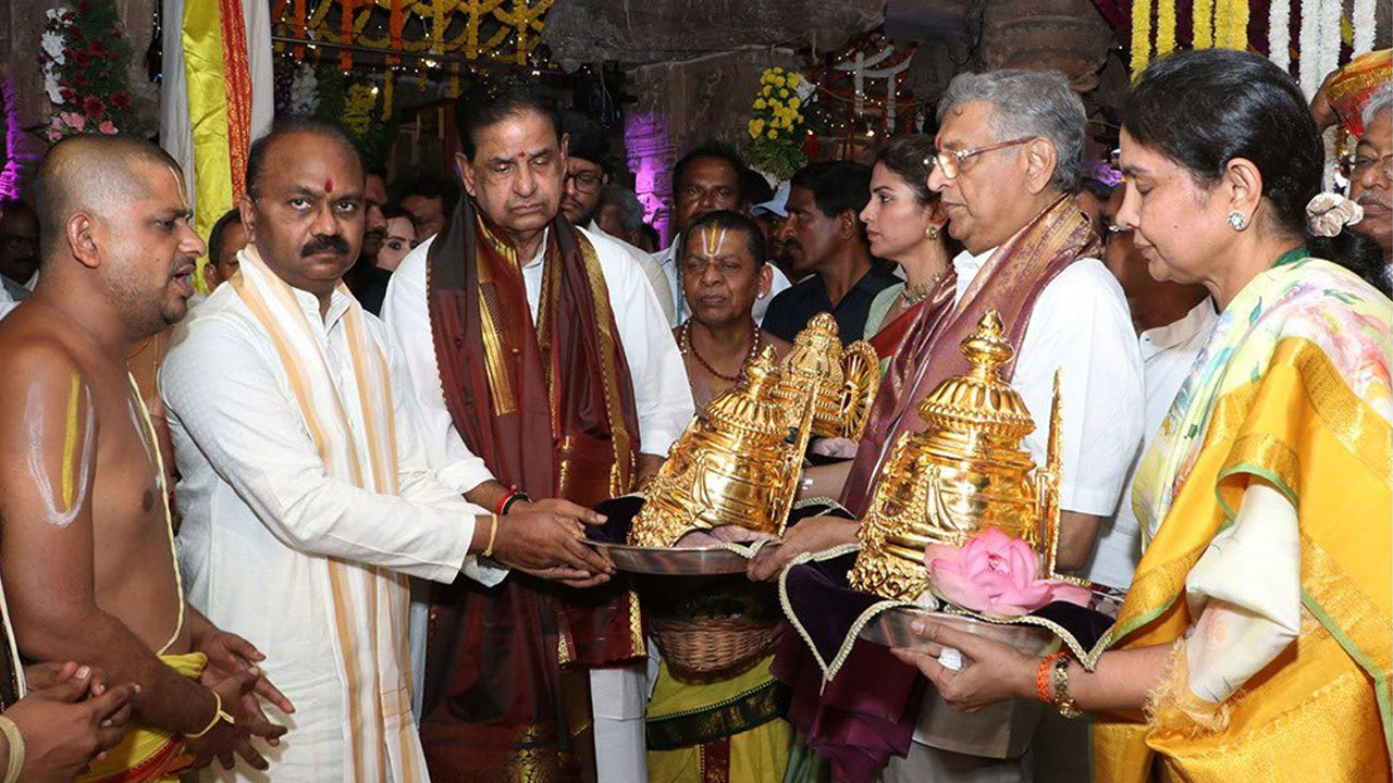 Vontimitta: ఒంటిమిట్ట సీతారాములకు.. రూ.6.60 కోట్ల వజ్రాల స్వర్ణ కిరీటాలు Vontimitta: ఒంటిమిట్ట సీతారాములకు.. రూ.6.60 కోట్ల వజ్రాల స్వర్ణ కిరీటాలు