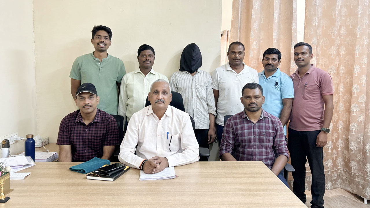 Warangal | యజమాని పేరుతో గుమస్తాకు టోకరా.. రూ.కోటి 68 లక్షలు కొట్టేసిన సైబర్ నేరస్థుడు అరెస్ట్ Warangal | యజమాని పేరుతో గుమస్తాకు టోకరా.. రూ.కోటి 68 లక్షలు కొట్టేసిన సైబర్ నేరస్థుడు అరెస్ట్