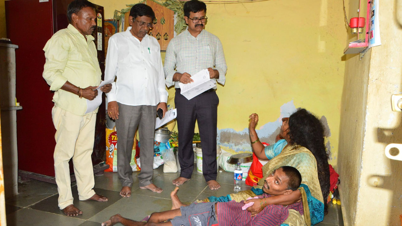 Janagaon: ఆదుకోండి.. లేదా నా కొడుకును చంపేయండి: తల్లి వేదన! వెంటనే స్పందించిన సీఎం రేవంత్ Janagaon: ఆదుకోండి.. లేదా నా కొడుకును చంపేయండి: తల్లి వేదన! వెంటనే స్పందించిన సీఎం రేవంత్
