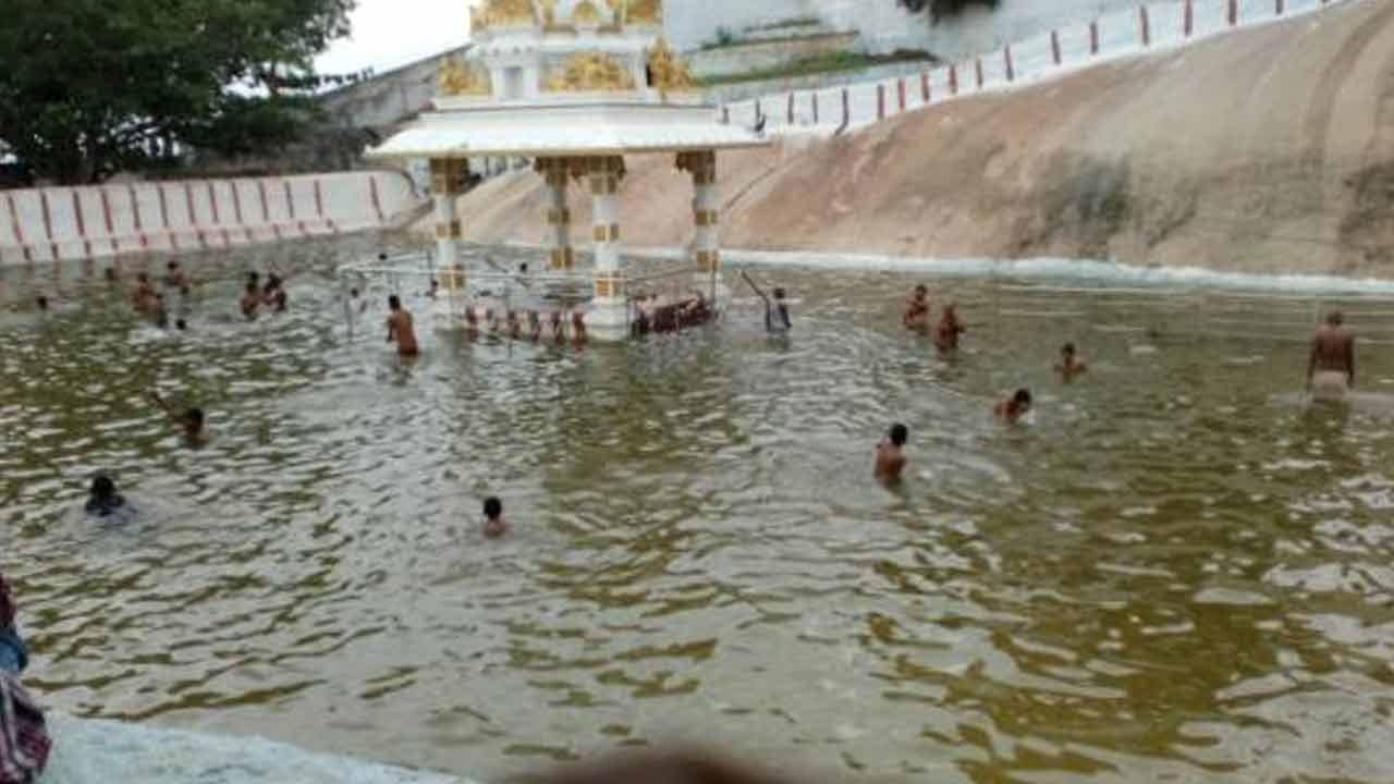 Yadadri | అనారోగ్య సమస్యలు తొలగించే యాదాద్రి పుష్కరిణి.. విశేషాలు మీ కోసం..! Yadadri | అనారోగ్య సమస్యలు తొలగించే యాదాద్రి పుష్కరిణి.. విశేషాలు మీ కోసం..!