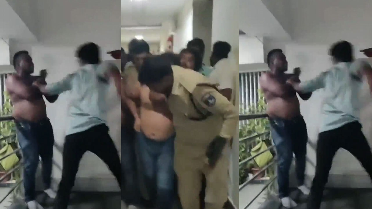 Hyderabad: బండి సంజయ్పై అసభ్యకర వార్తలు.. యూ ట్యూబర్పై మహిళల దాడి! Hyderabad: బండి సంజయ్పై అసభ్యకర వార్తలు.. యూ ట్యూబర్పై మహిళల దాడి!