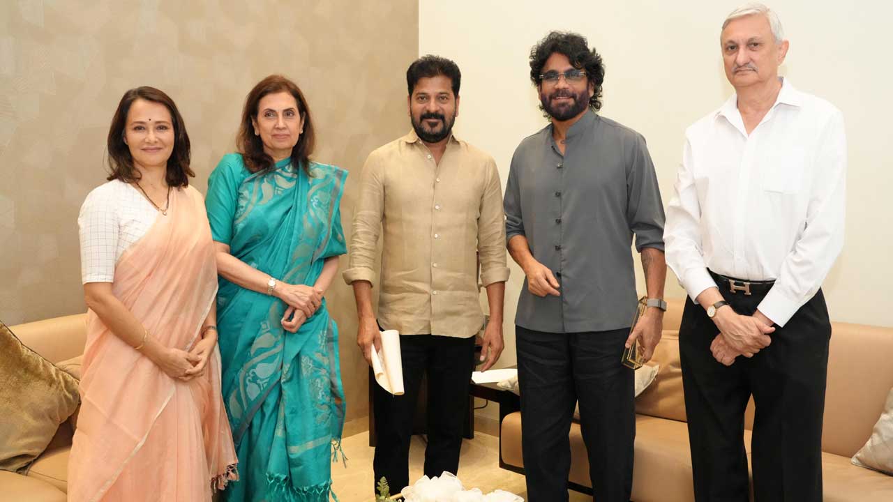 Akkineni Nagarjuna: సీఎం రేవంత్ రెడ్డిని కలిసిన అక్కినేని నాగార్జున దంపతులు! Akkineni Nagarjuna: సీఎం రేవంత్ రెడ్డిని కలిసిన అక్కినేని నాగార్జున దంపతులు!