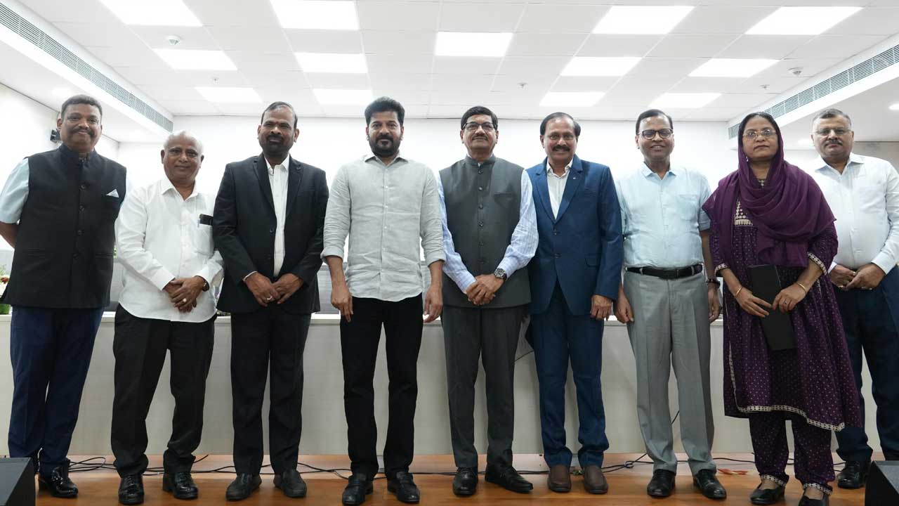 CM Revanth Reddy: సమాచార కమిషనర్లకు సీఎం రేవంత్ రెడ్డి అభినందనలు! CM Revanth Reddy: సమాచార కమిషనర్లకు సీఎం రేవంత్ రెడ్డి అభినందనలు!
