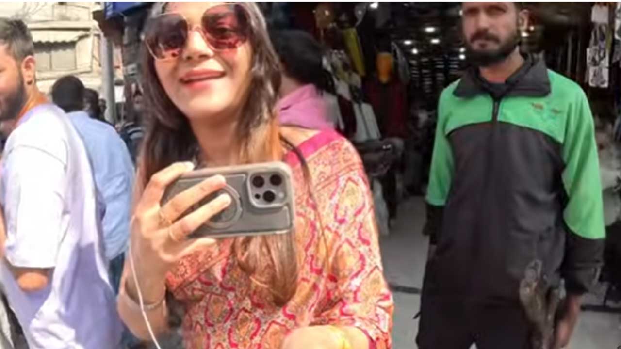 Jyoti Malhotra: జ్యోతి మల్హోత్రాకు.. పాకిస్తాన్లో రాచ మర్యాదలు! ఆరుగురు గన్ మెన్స్ Jyoti Malhotra: జ్యోతి మల్హోత్రాకు.. పాకిస్తాన్లో రాచ మర్యాదలు! ఆరుగురు గన్ మెన్స్