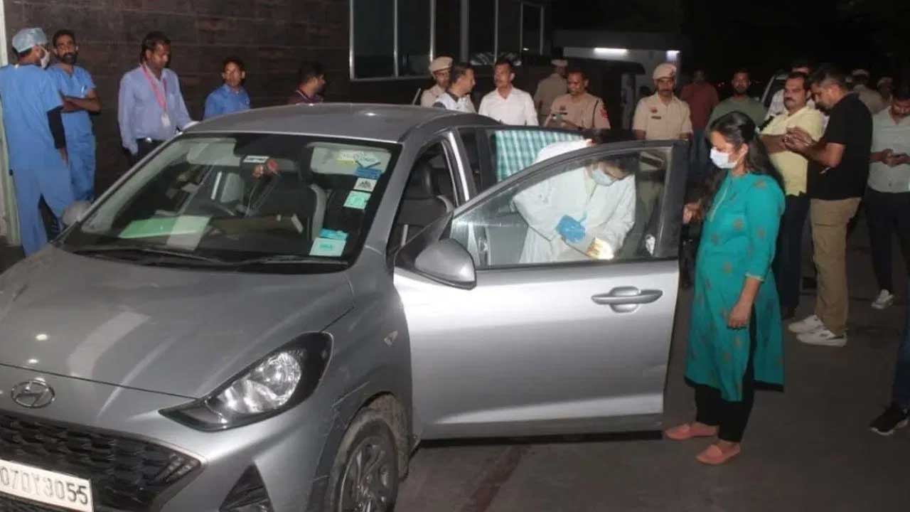 Family Suicide In Car: రోడ్డు పక్కన కారులోనే కుటుంబం ఆత్మహత్య! Family Suicide In Car: రోడ్డు పక్కన కారులోనే కుటుంబం ఆత్మహత్య!