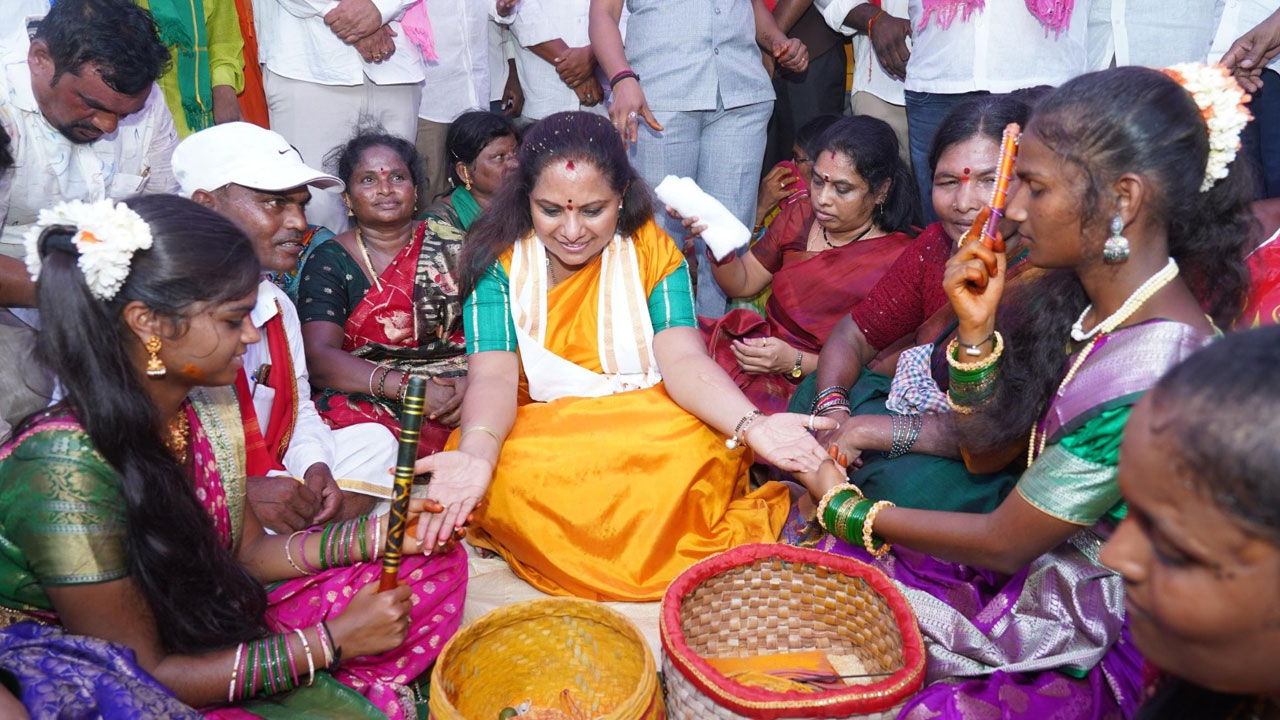 మీరు సీఎం అవుతారు.. ఎమ్మెల్సీ కవితకు సోది జోస్యం మీరు సీఎం అవుతారు.. ఎమ్మెల్సీ కవితకు సోది జోస్యం