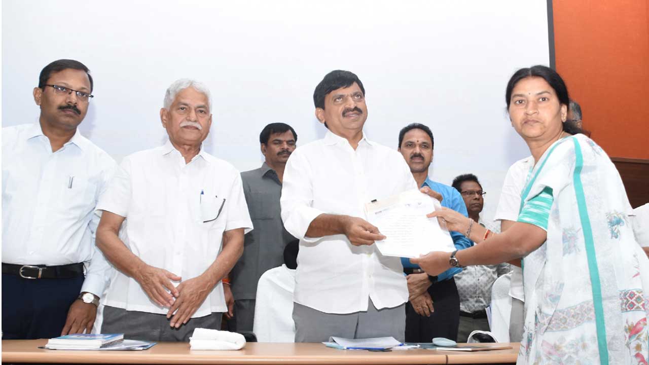 Minister Ponguleti Srinivas Reddy: అర్హులైన జర్నలిస్టులందరికీ ఇందిరమ్మ ఇండ్లు: మంత్రి పొంగులేటి శ్రీనివాస్ రెడ్డి Minister Ponguleti Srinivas Reddy: అర్హులైన జర్నలిస్టులందరికీ ఇందిరమ్మ ఇండ్లు: మంత్రి పొంగులేటి శ్రీనివాస్ రెడ్డి