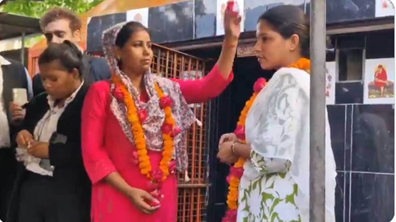 Wedding: పెళ్లి చేసుకున్న ఇద్దరు మహిళలు (Video) Wedding: పెళ్లి చేసుకున్న ఇద్దరు మహిళలు (Video)