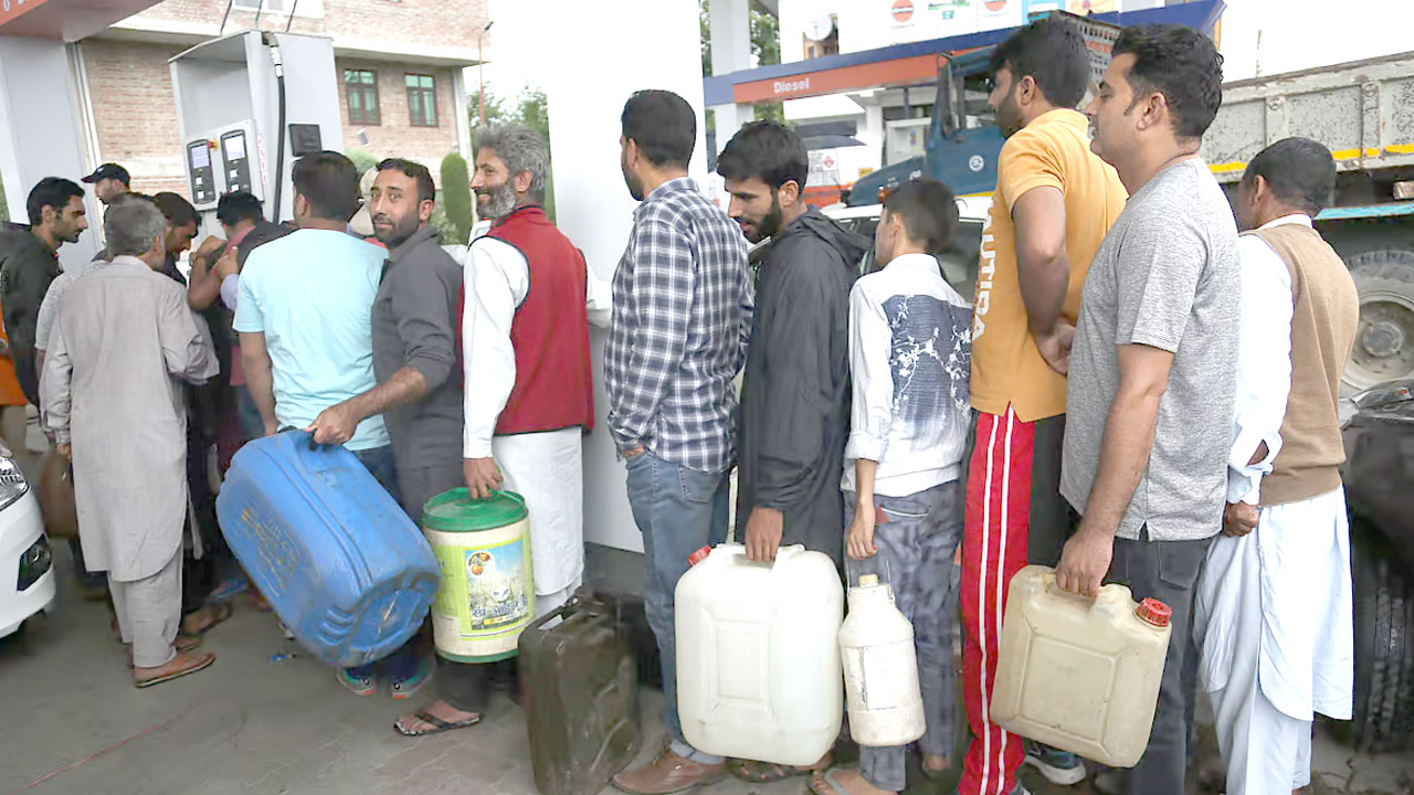 Operation Sindoor | ఇండో పాక్ ఉద్రిక్తతల నేపథ్యంలో చమురు నిల్వల పరిస్థితేంటి? ఐవోసీ ఏం చెబుతున్నది? Operation Sindoor | ఇండో పాక్ ఉద్రిక్తతల నేపథ్యంలో చమురు నిల్వల పరిస్థితేంటి? ఐవోసీ ఏం చెబుతున్నది?