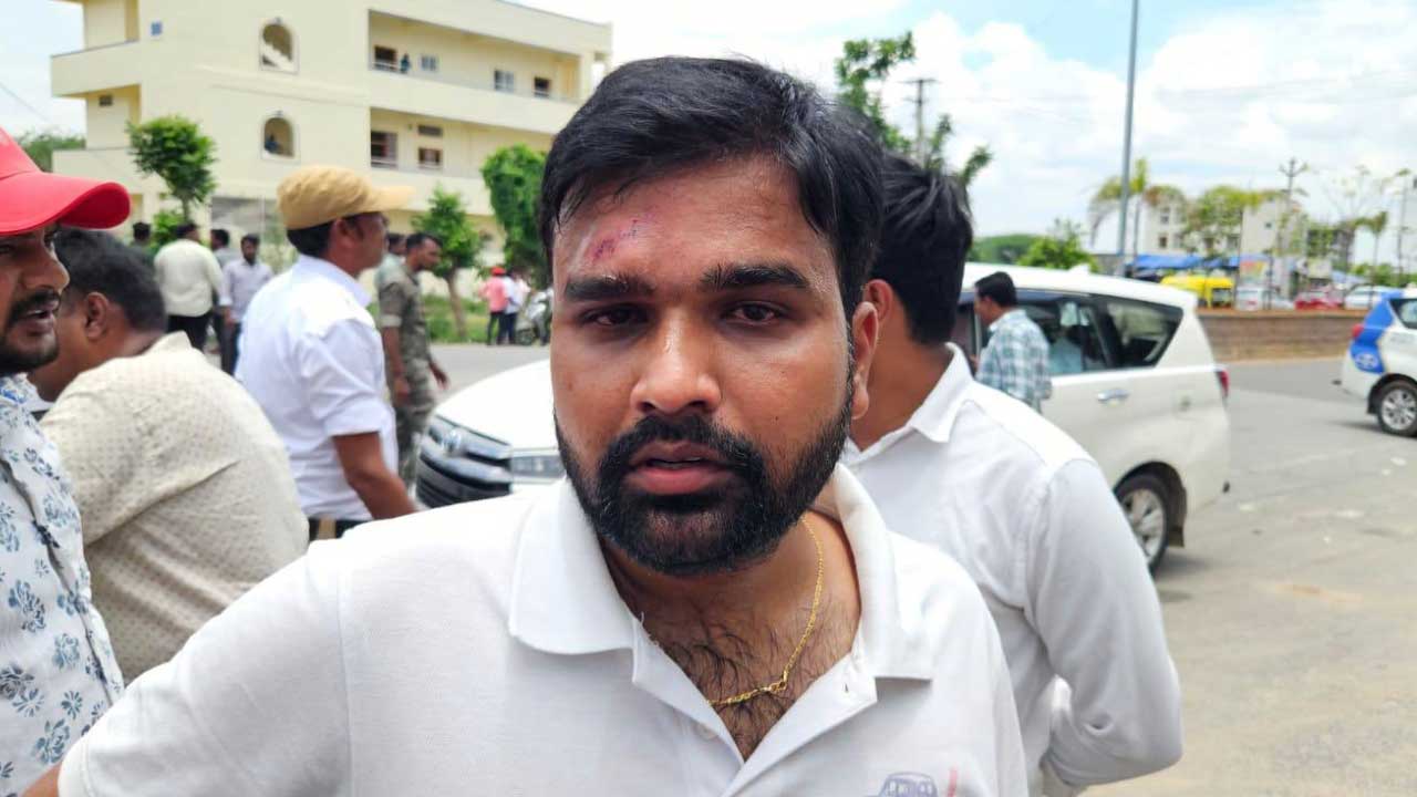 KTR Camp Office: కేటీఆర్ క్యాంప్ కార్యాలయం వద్ద తీవ్ర ఉద్రిక్తత KTR Camp Office: కేటీఆర్ క్యాంప్ కార్యాలయం వద్ద తీవ్ర ఉద్రిక్తత
