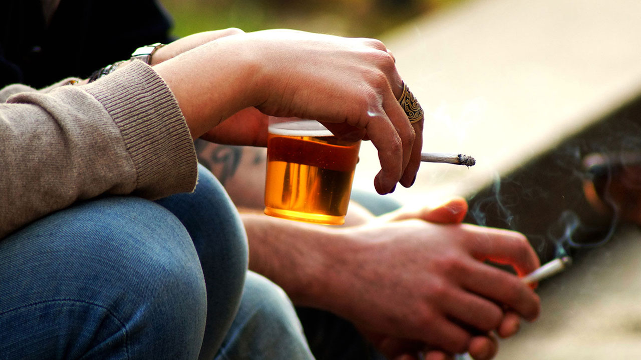 Bad Habits: సిగరెట్, మందు మానలేకపోతున్నారా.. ఇలా చేయండి Bad Habits: సిగరెట్, మందు మానలేకపోతున్నారా.. ఇలా చేయండి