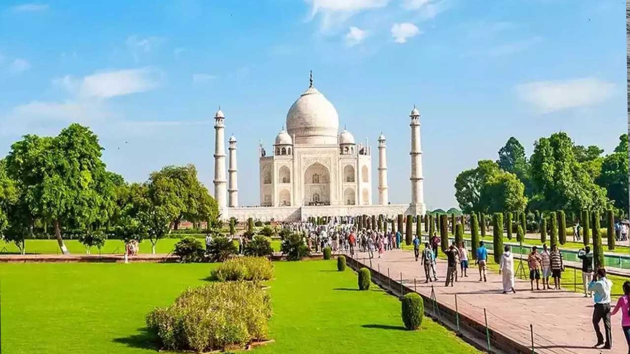 Taj Mahal: తాజ్మహల్కు బాంబు బెదిరింపు..! Taj Mahal: తాజ్మహల్కు బాంబు బెదిరింపు..!
