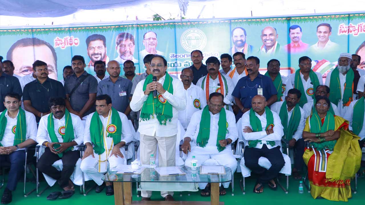 Rythu Bharosa: పది రోజుల్లో రైతుల ఖాతాల్లోకి రైతు భరోసా పైసల్ : మంత్రి తుమ్మల Rythu Bharosa: పది రోజుల్లో రైతుల ఖాతాల్లోకి రైతు భరోసా పైసల్ : మంత్రి తుమ్మల